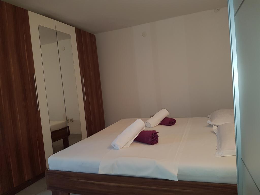 Apartments Lovric - 30 Meters To The Beach Trogir Exteriör bild